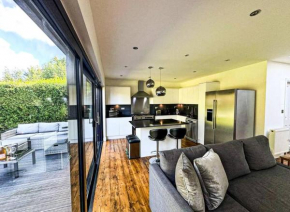 Zarza House Stylish Art Deco Retreat 4 double Bedrooms Large Garden Free Parking & WiFi